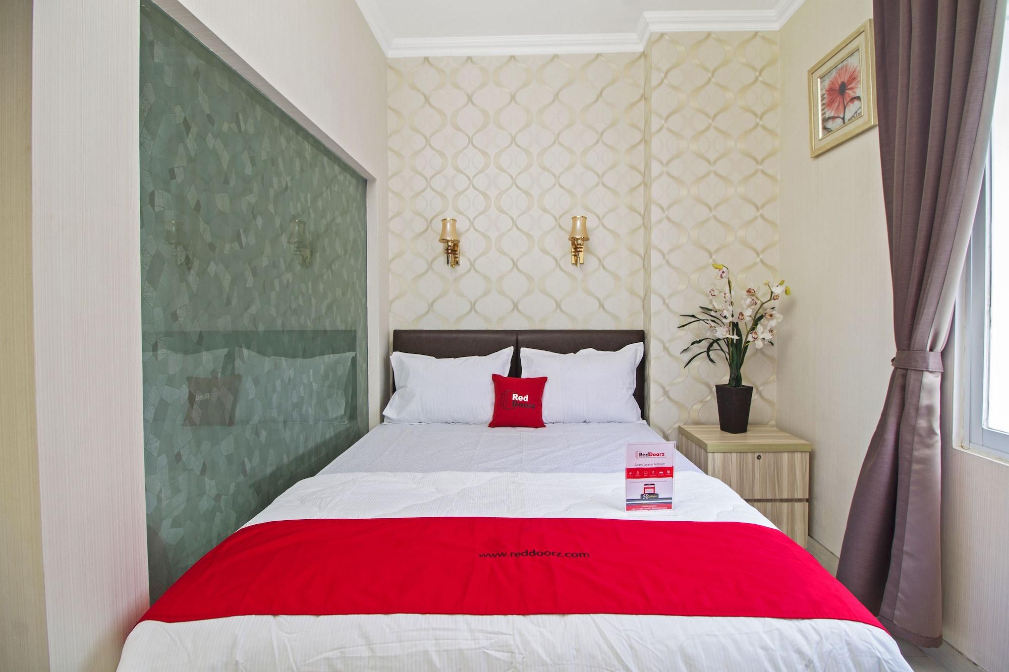 Reddoorz Plus @ Cideng Barat Джакарта Экстерьер фото