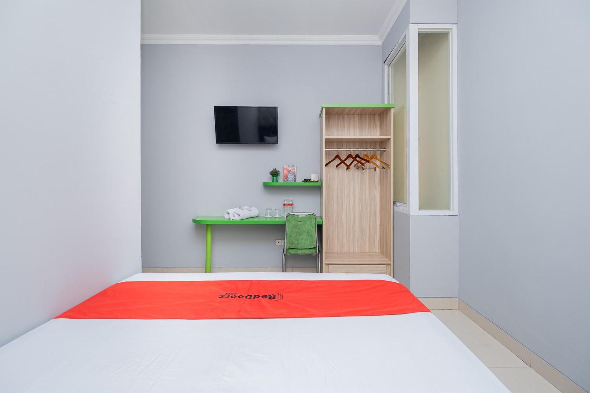 Reddoorz Plus @ Cideng Barat Джакарта Экстерьер фото
