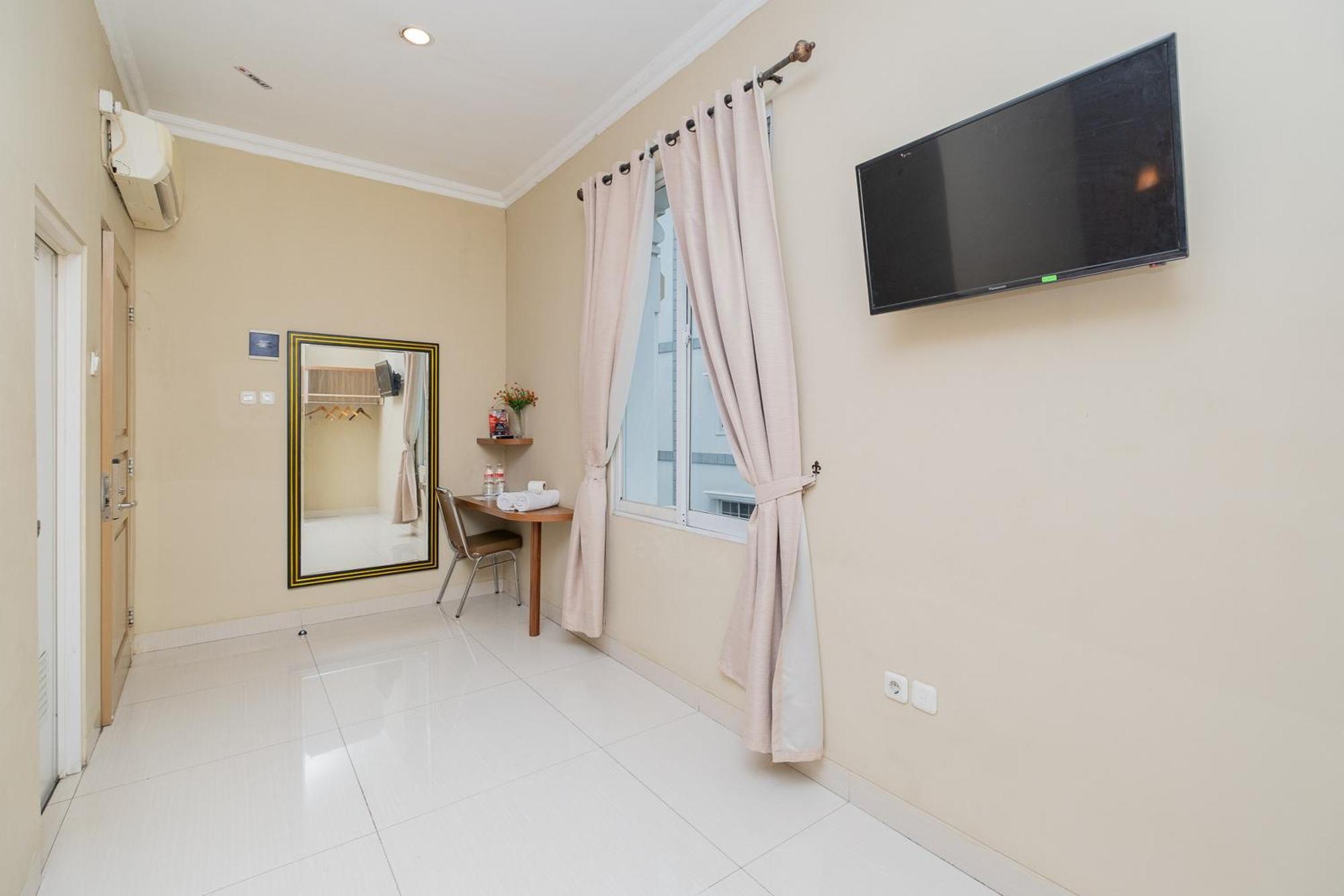 Reddoorz Plus @ Cideng Barat Джакарта Экстерьер фото