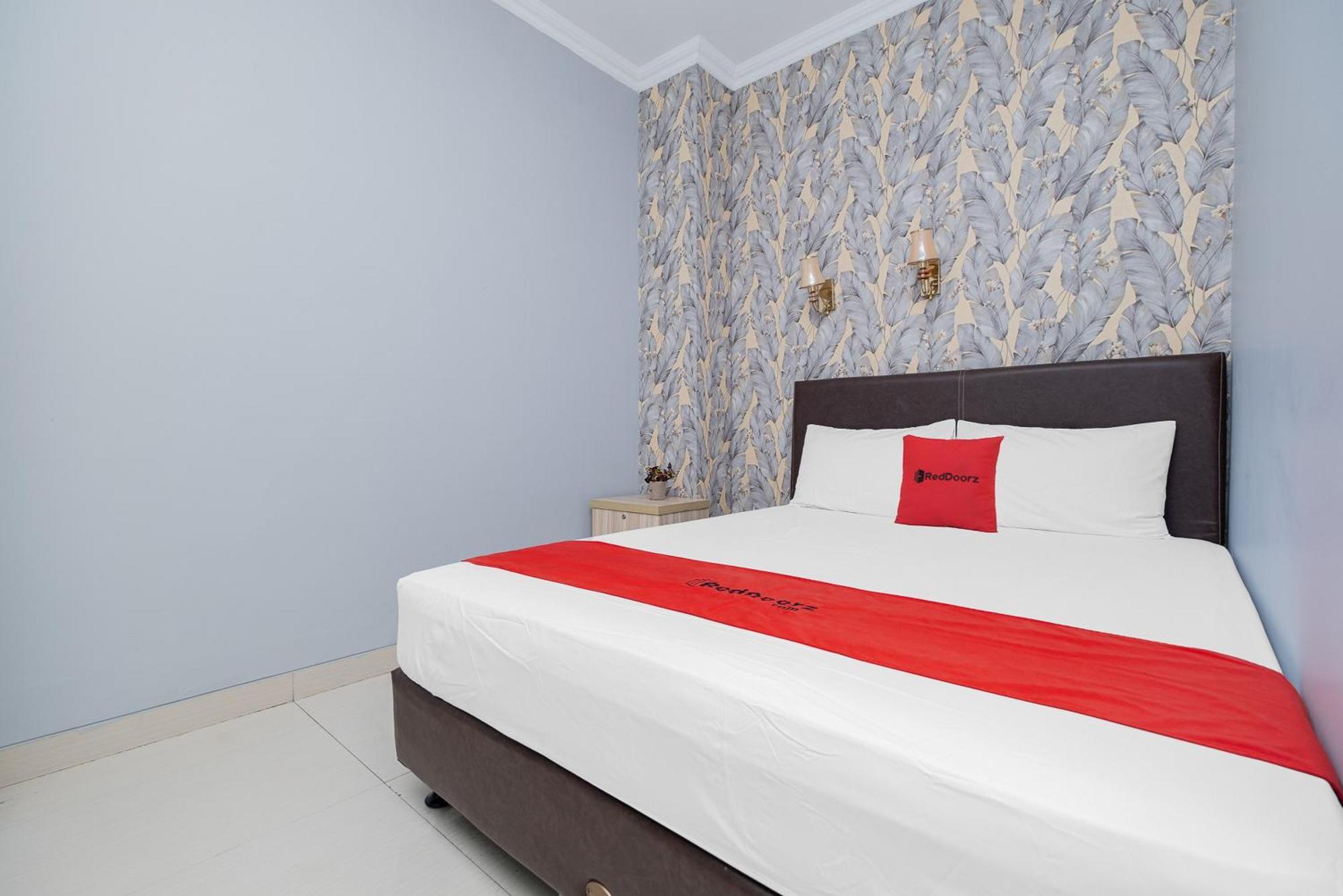 Reddoorz Plus @ Cideng Barat Джакарта Экстерьер фото