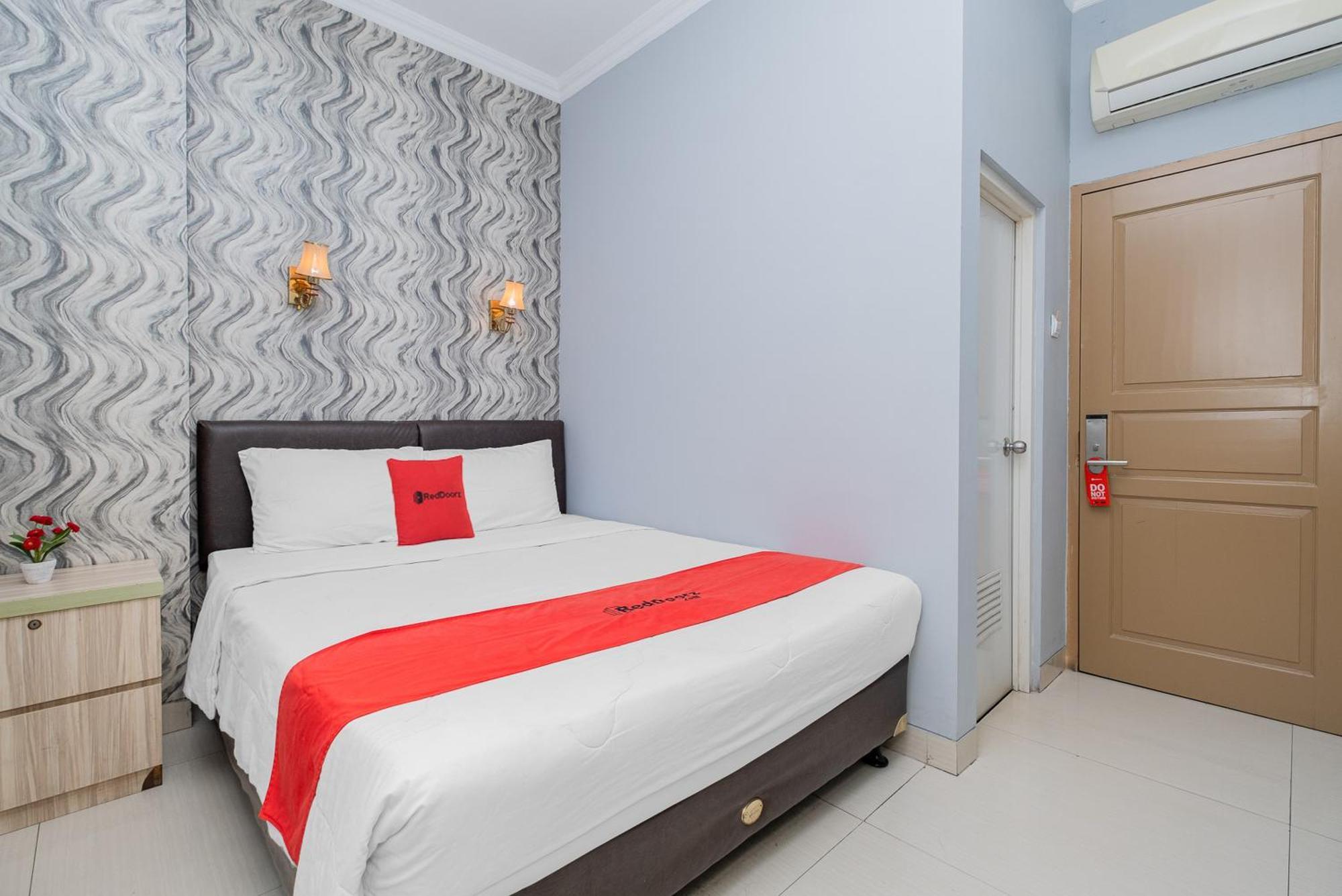 Reddoorz Plus @ Cideng Barat Джакарта Экстерьер фото