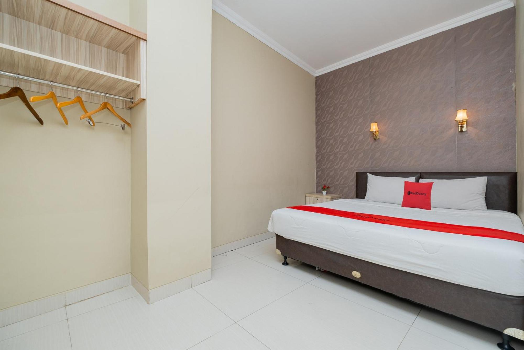 Reddoorz Plus @ Cideng Barat Джакарта Экстерьер фото