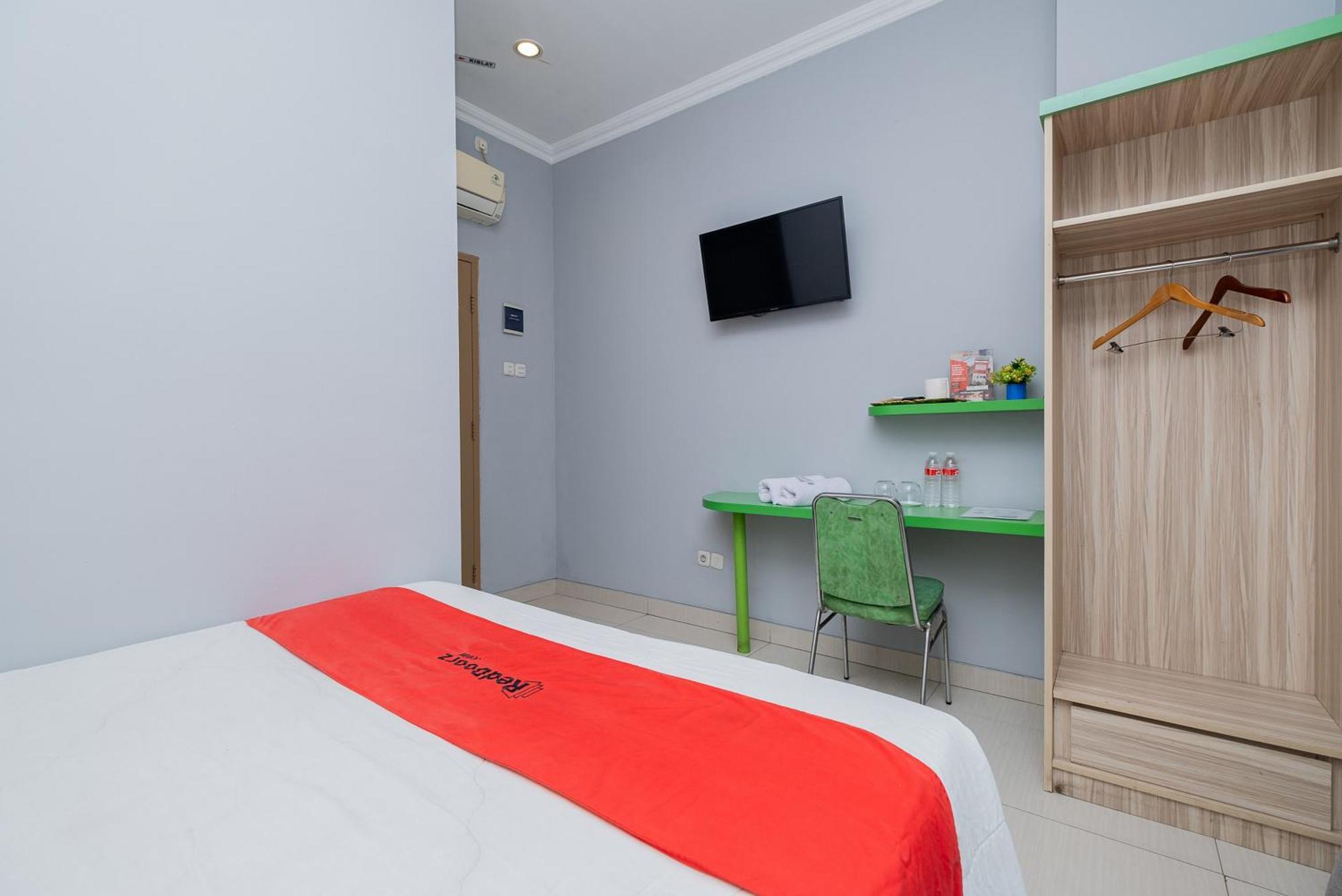 Reddoorz Plus @ Cideng Barat Джакарта Экстерьер фото