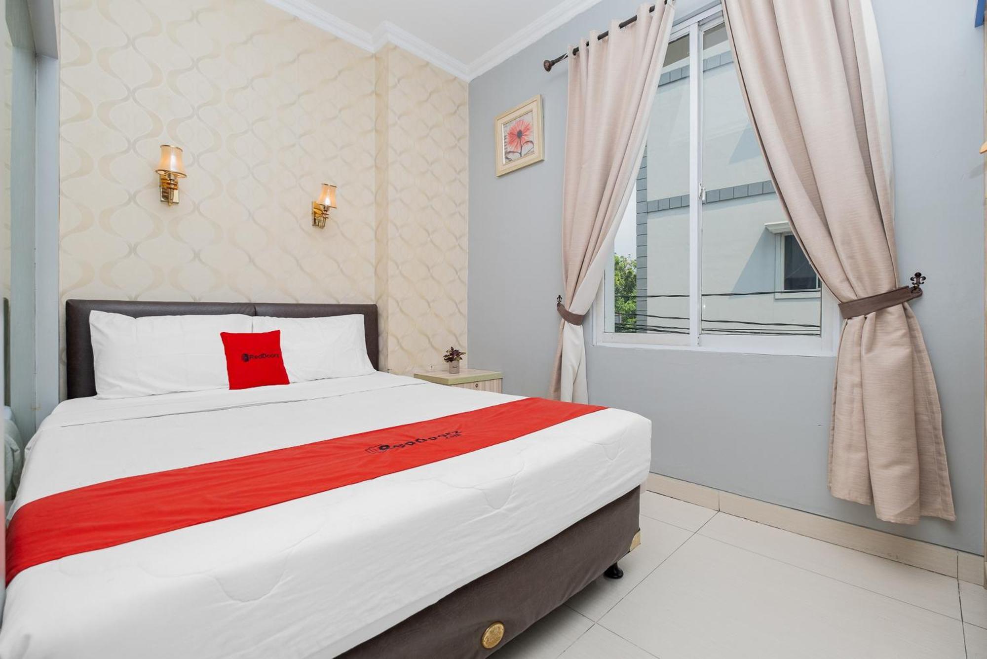Reddoorz Plus @ Cideng Barat Джакарта Экстерьер фото