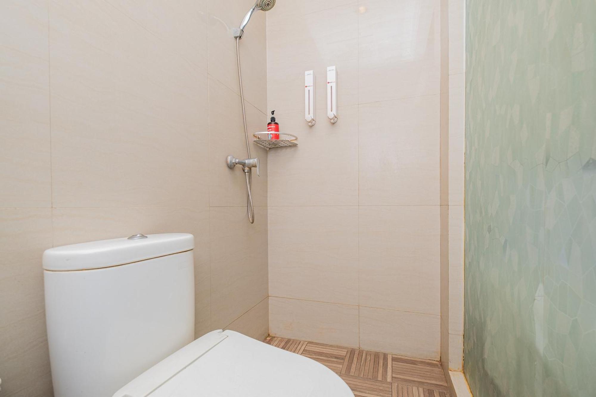 Reddoorz Plus @ Cideng Barat Джакарта Экстерьер фото