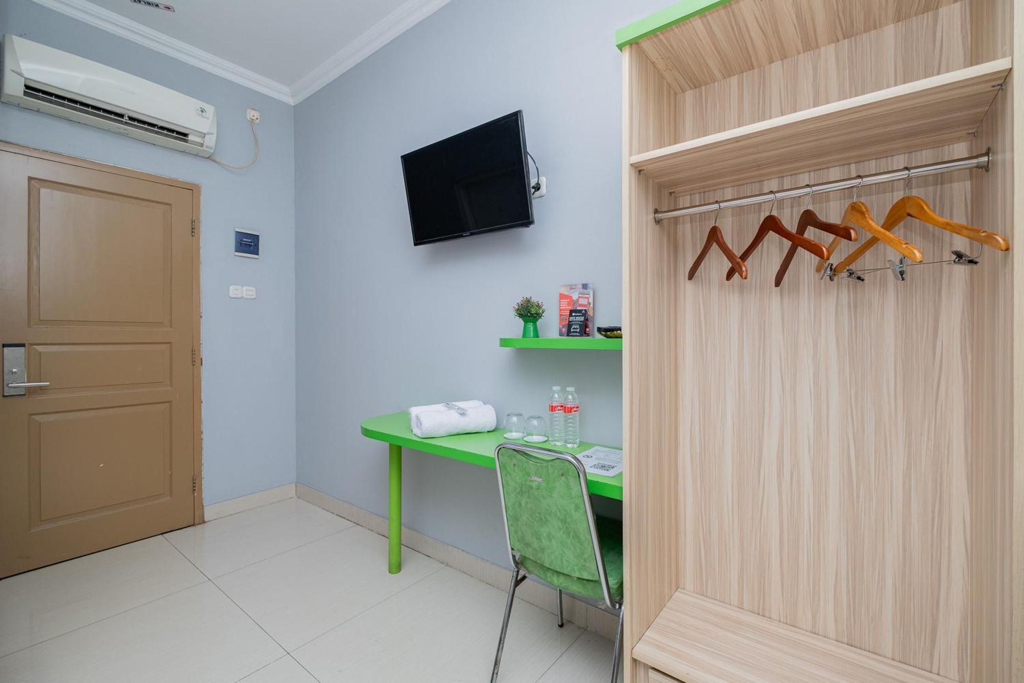 Reddoorz Plus @ Cideng Barat Джакарта Экстерьер фото