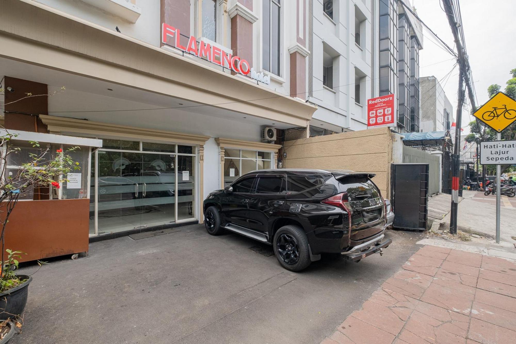 Reddoorz Plus @ Cideng Barat Джакарта Экстерьер фото