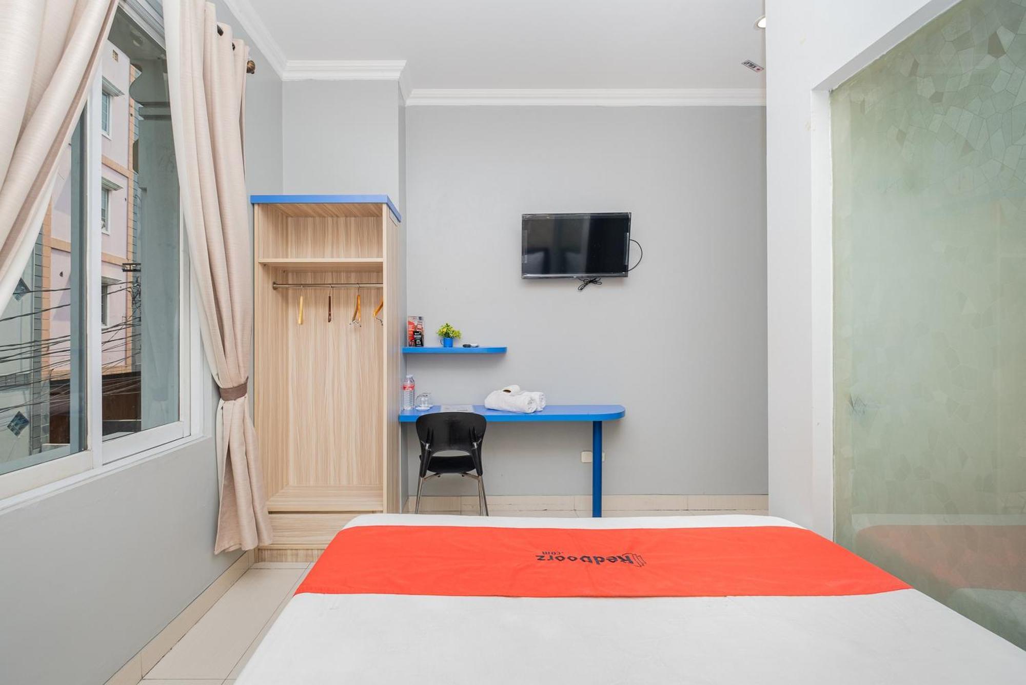 Reddoorz Plus @ Cideng Barat Джакарта Экстерьер фото
