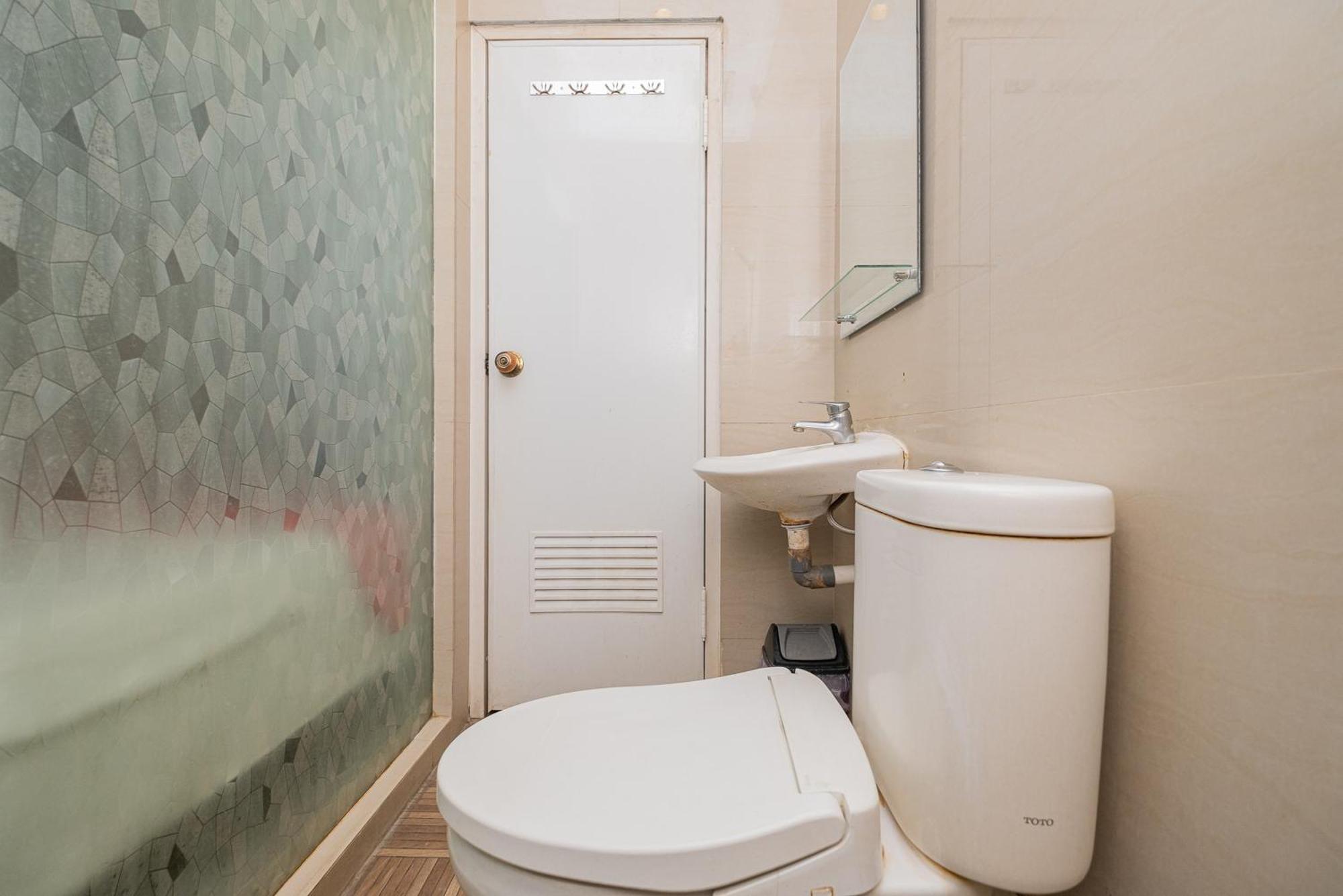 Reddoorz Plus @ Cideng Barat Джакарта Экстерьер фото