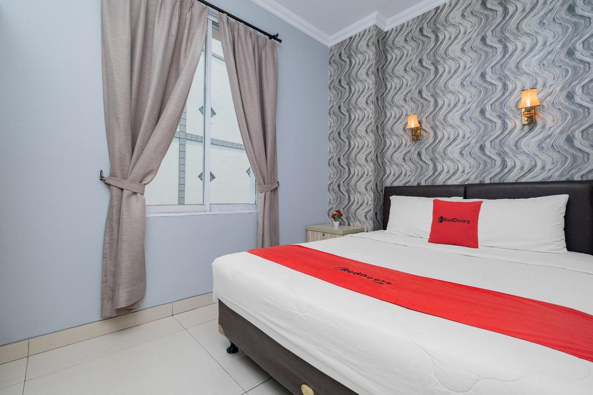 Reddoorz Plus @ Cideng Barat Джакарта Экстерьер фото