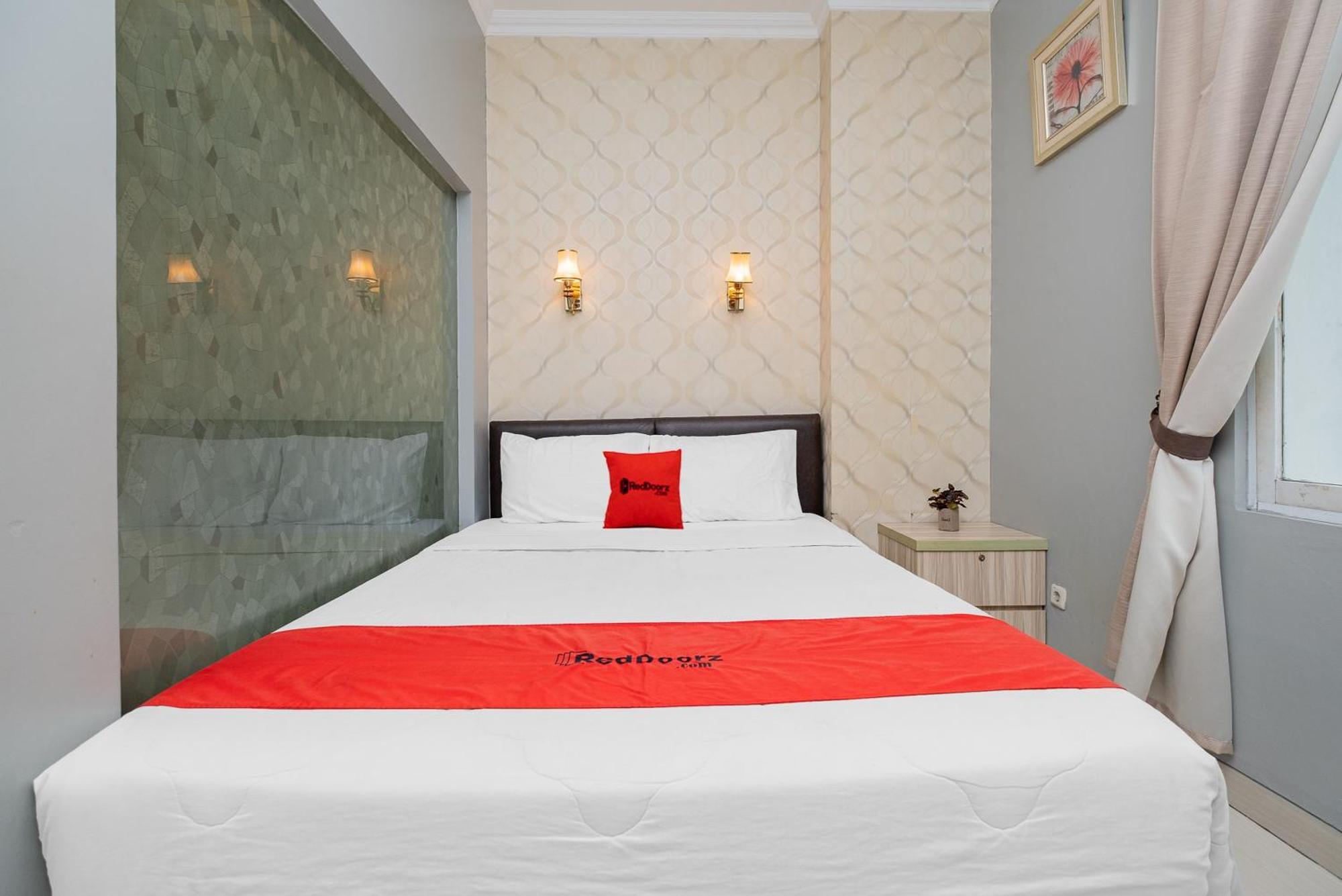 Reddoorz Plus @ Cideng Barat Джакарта Экстерьер фото