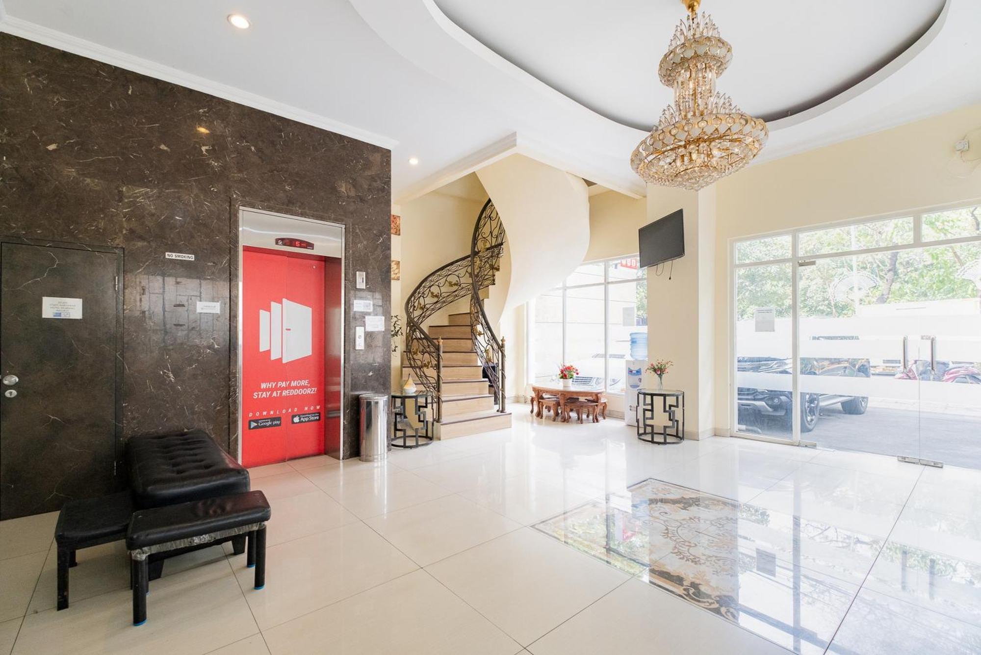 Reddoorz Plus @ Cideng Barat Джакарта Экстерьер фото