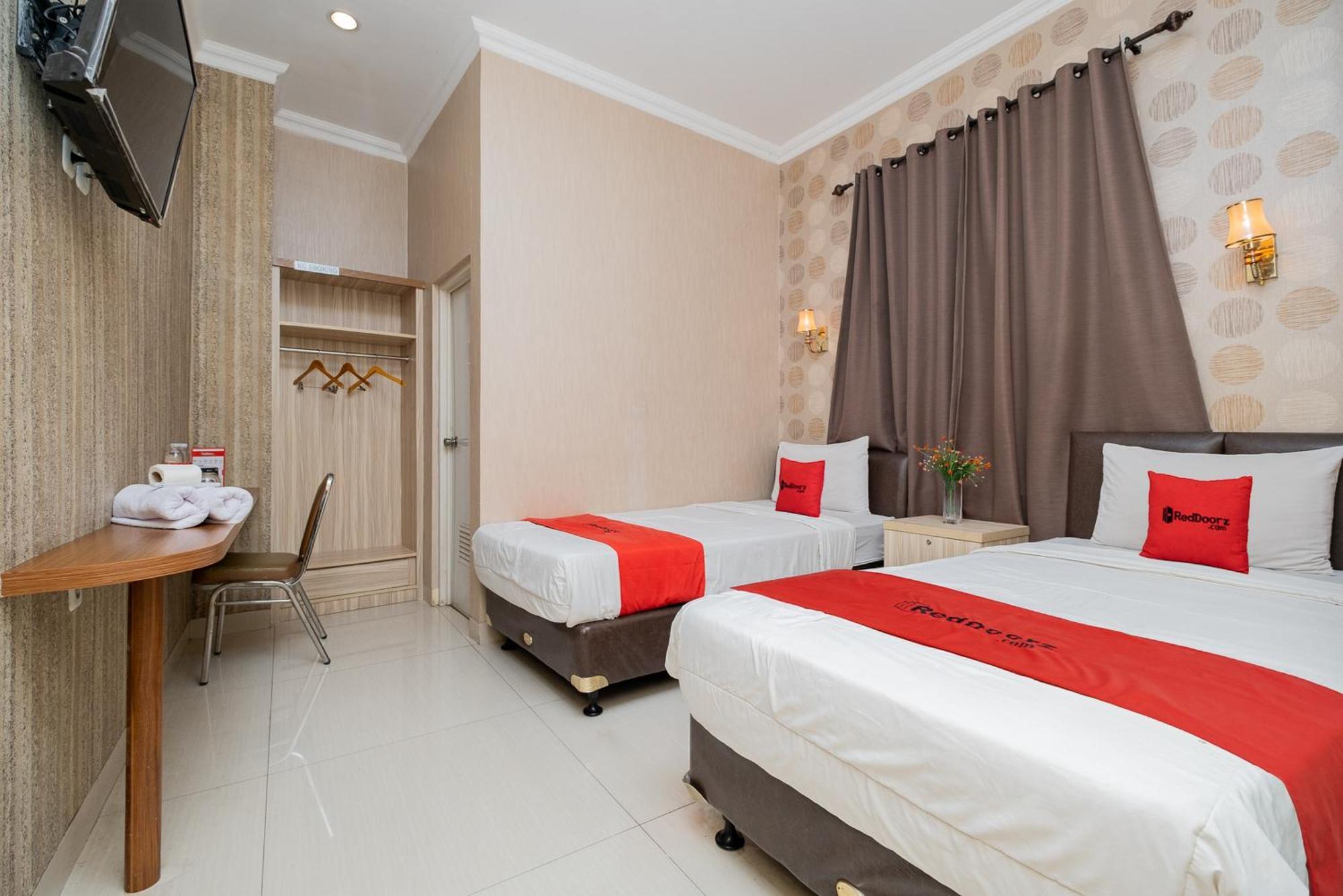 Reddoorz Plus @ Cideng Barat Джакарта Экстерьер фото