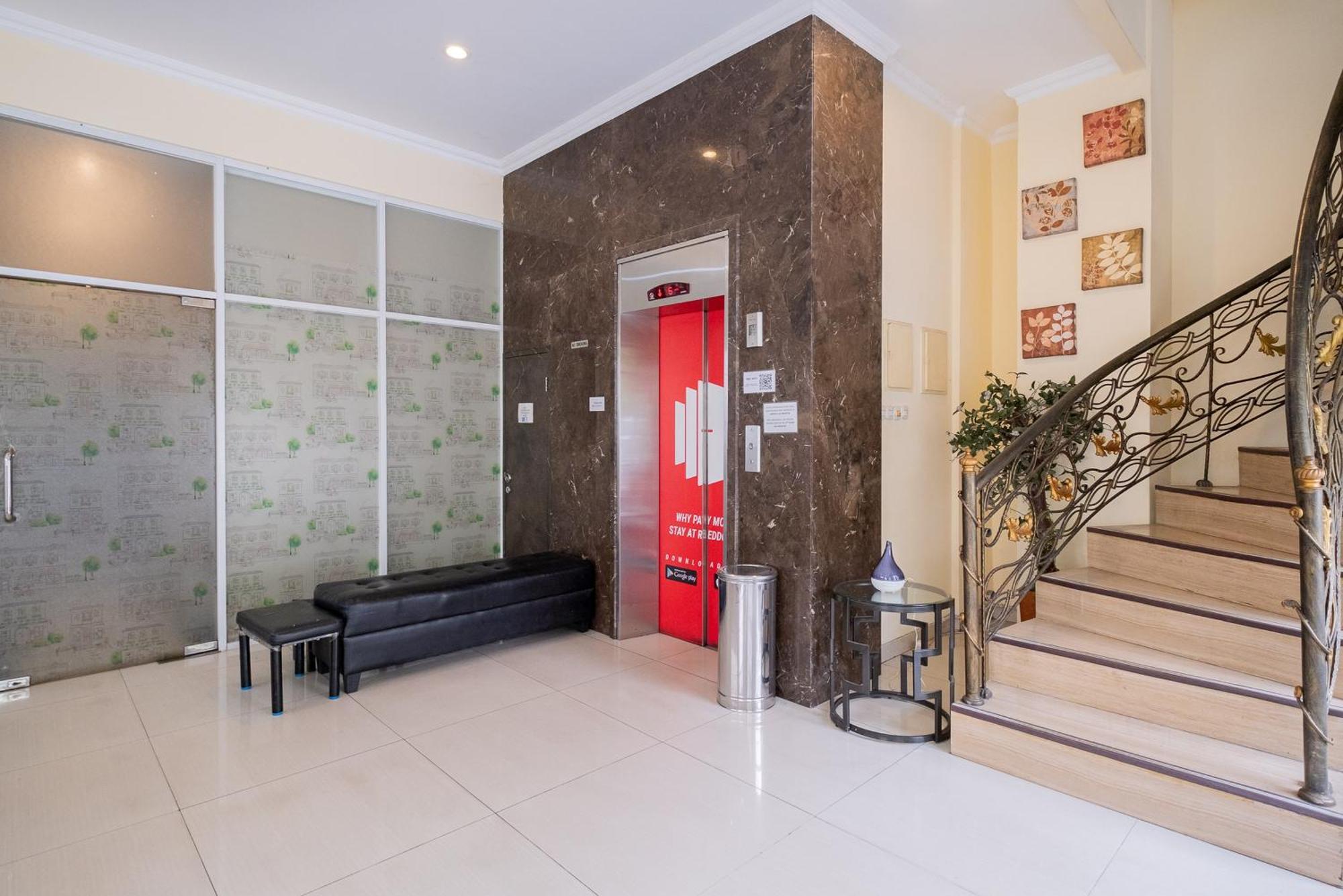 Reddoorz Plus @ Cideng Barat Джакарта Экстерьер фото