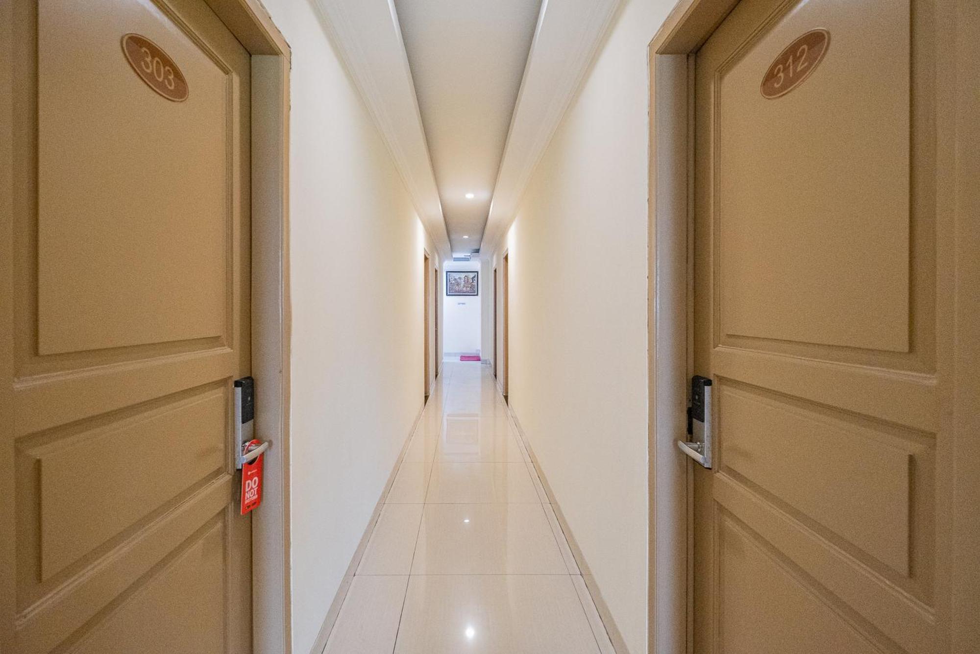 Reddoorz Plus @ Cideng Barat Джакарта Экстерьер фото