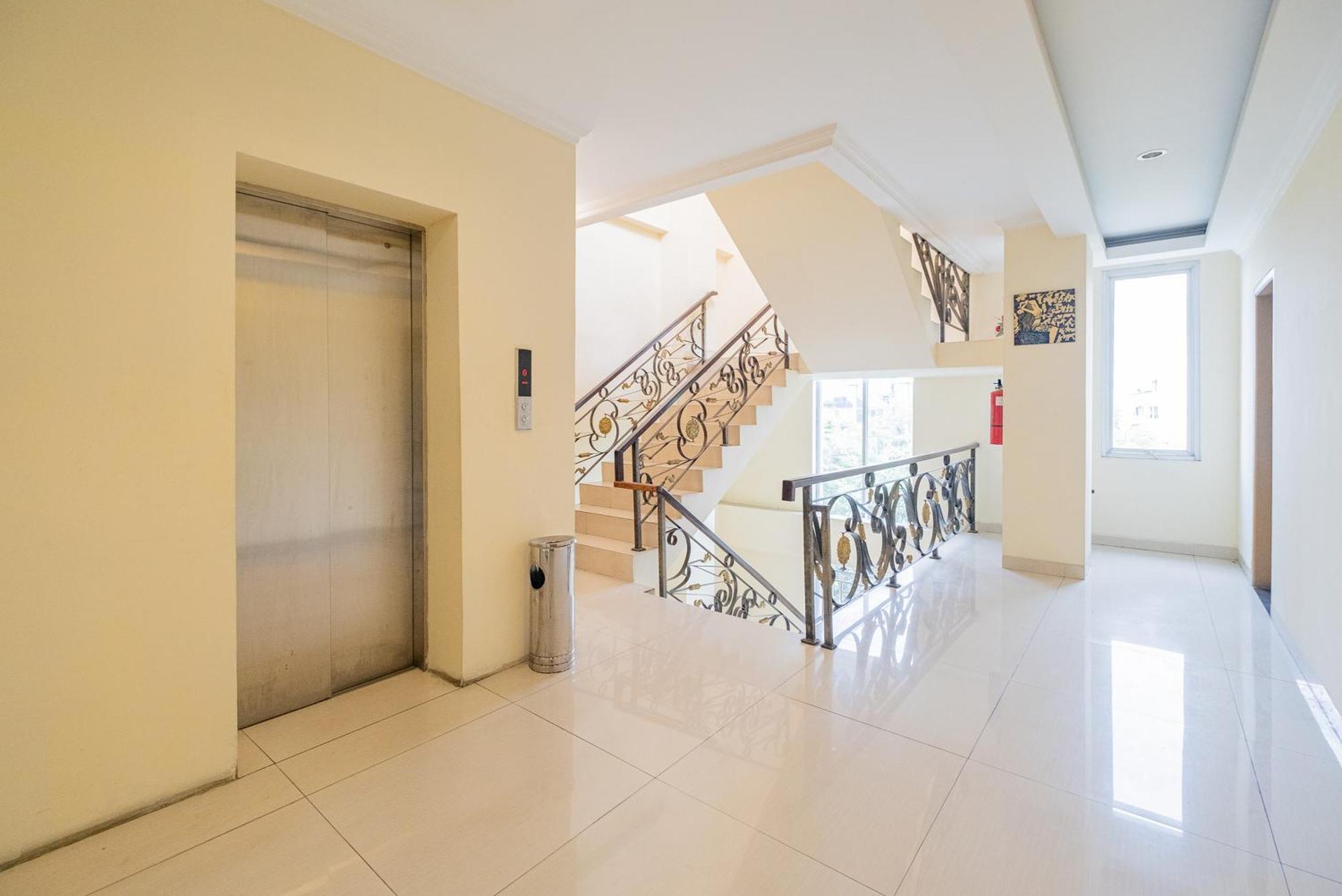 Reddoorz Plus @ Cideng Barat Джакарта Экстерьер фото