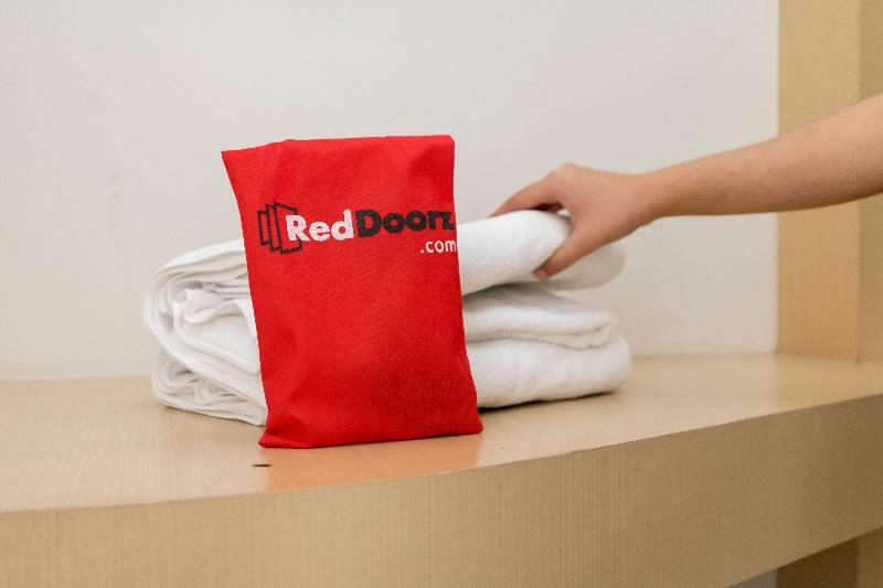 Reddoorz Plus @ Cideng Barat Джакарта Экстерьер фото