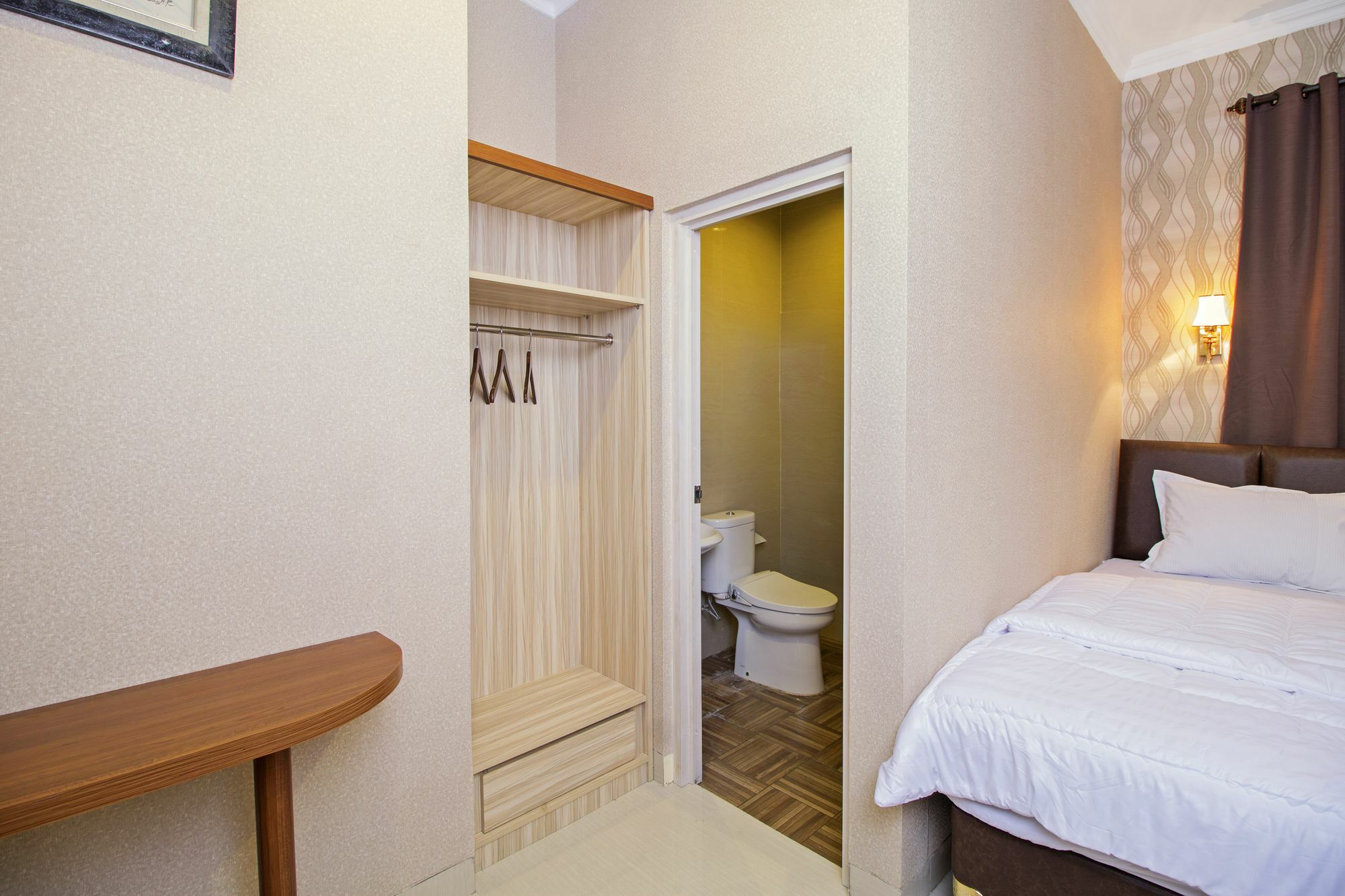 Reddoorz Plus @ Cideng Barat Джакарта Экстерьер фото